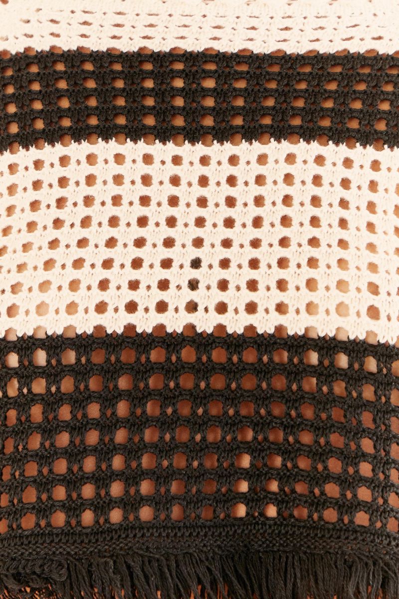 Detalle-de-la-textura-del-tricot-rayado-del-top.