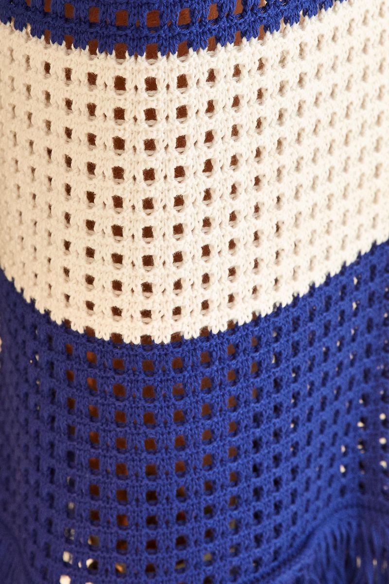 Close-up-de-la-tela-de-tricot-rayada-evidenciando-la-textura-y-los-colores.