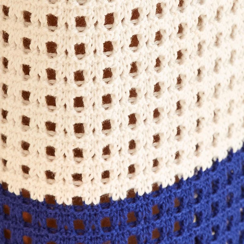 Detalle-de-los-flecos-en-la-barrera-del-pantalon-de-tricot-rayado-mostrando-el-acabado-festoneado.