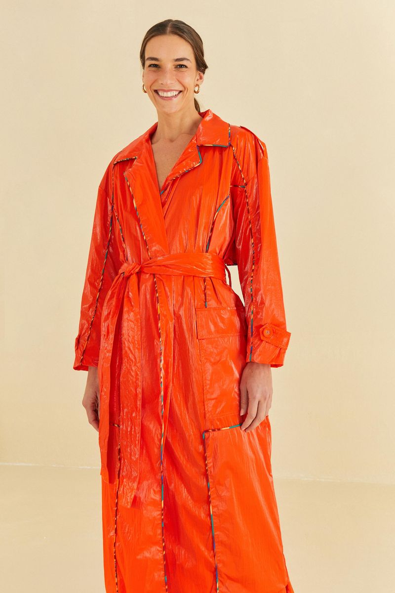 Trench-coat-naranja-vibrante-visto-desde-el-frente.