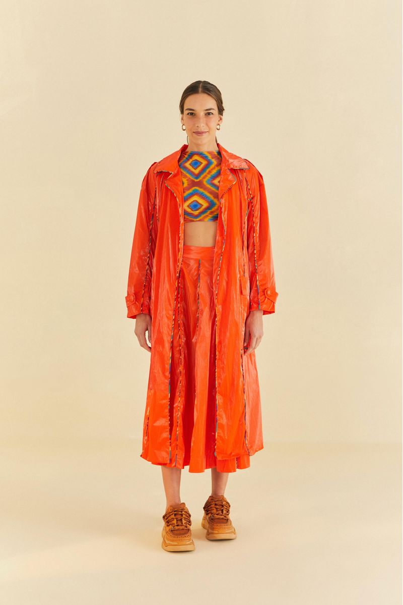 Trench-coat-naranja-vibrante-visto-desde-atras.