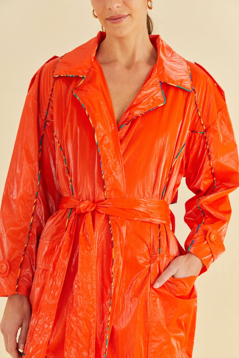 Detalle-del-cinturon-ajustable-del-trench-coat-naranja.
