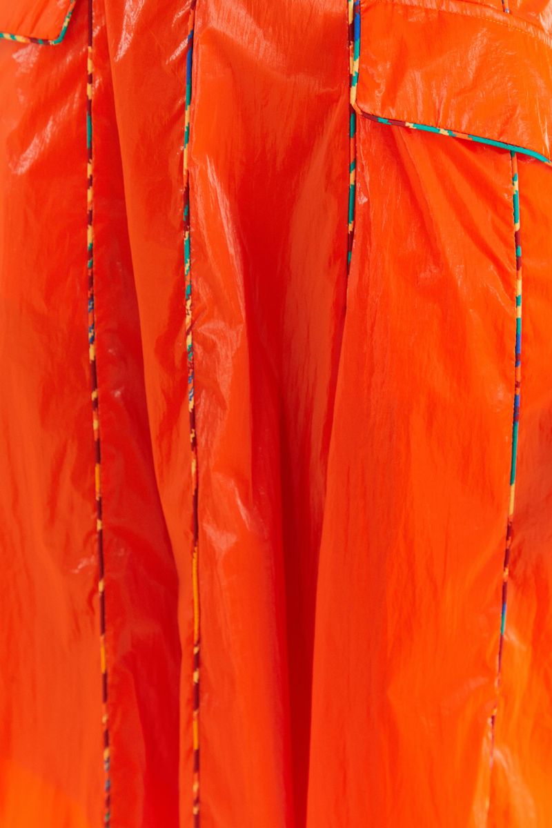 Close-up-de-los-cortes-y-acabado-metalico-de-la-falda-naranja.