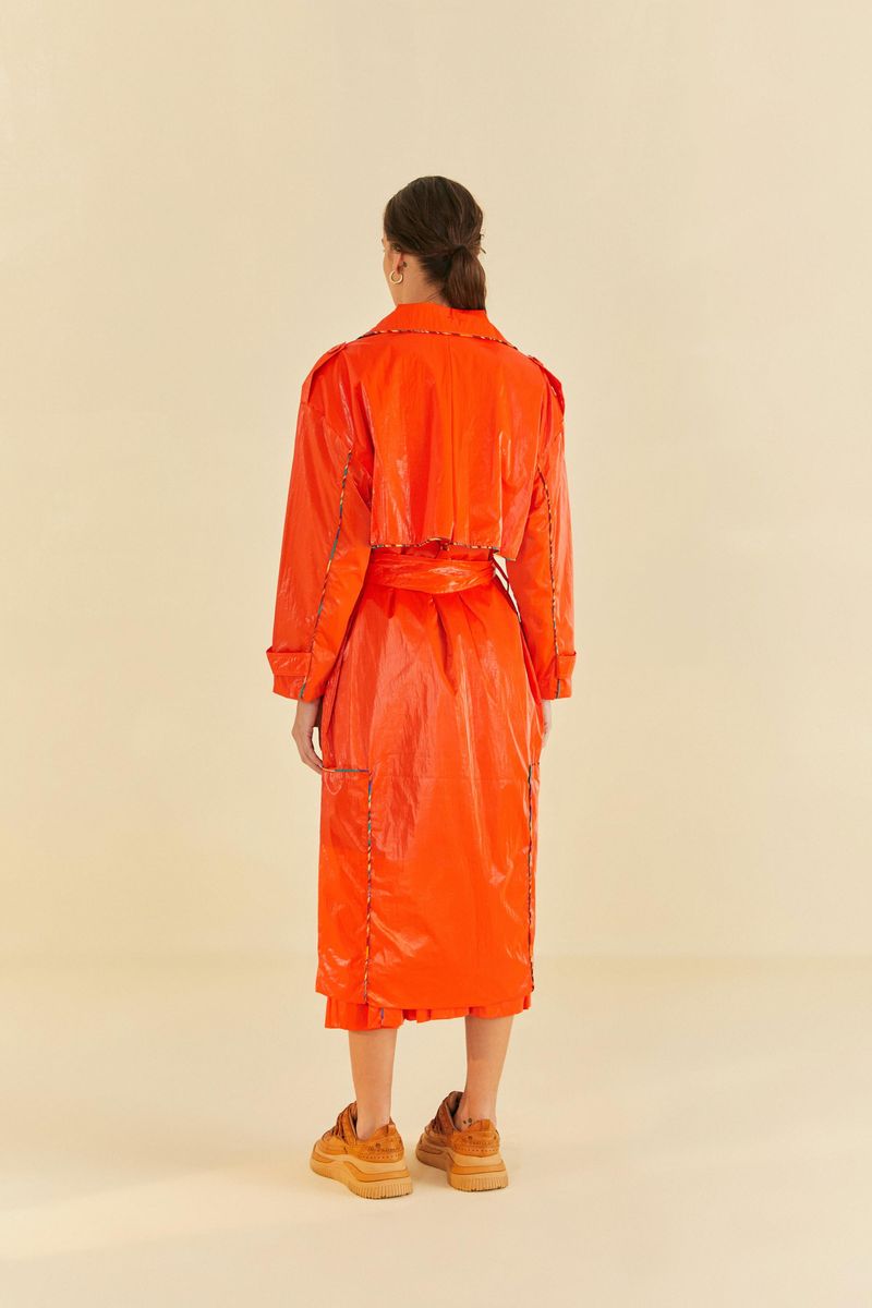 Primer-plano-del-material-brillante-del-trench-coat-naranja.