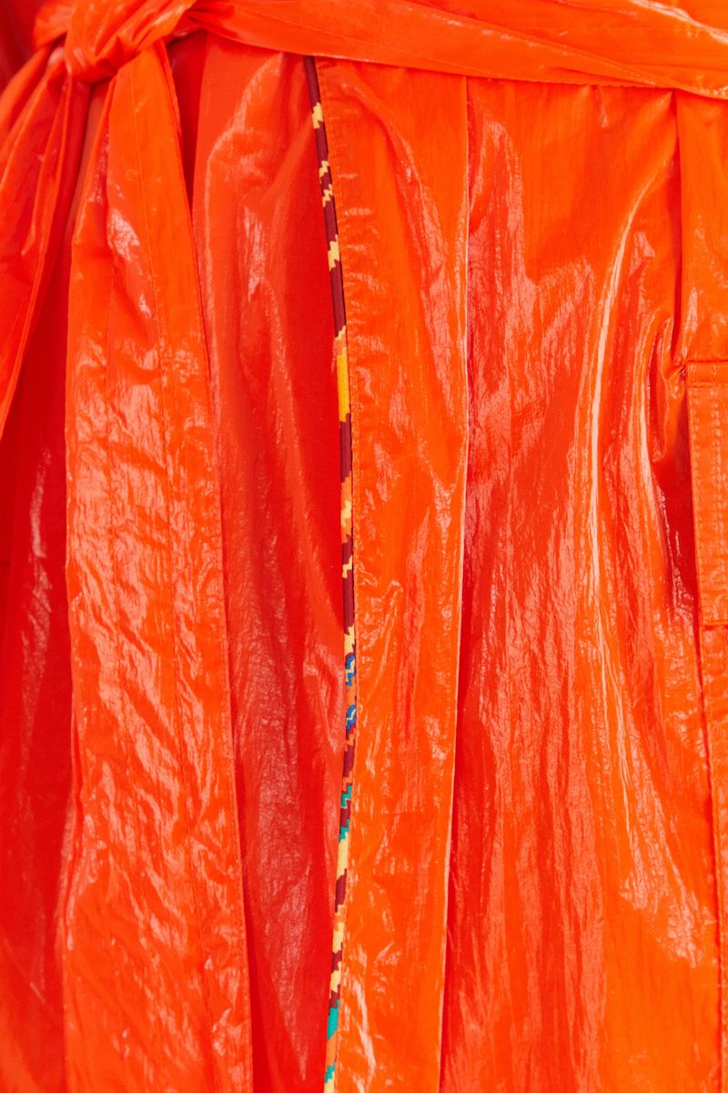 Detalle-de-la-costura-contrastante-del-trench-coat-naranja.