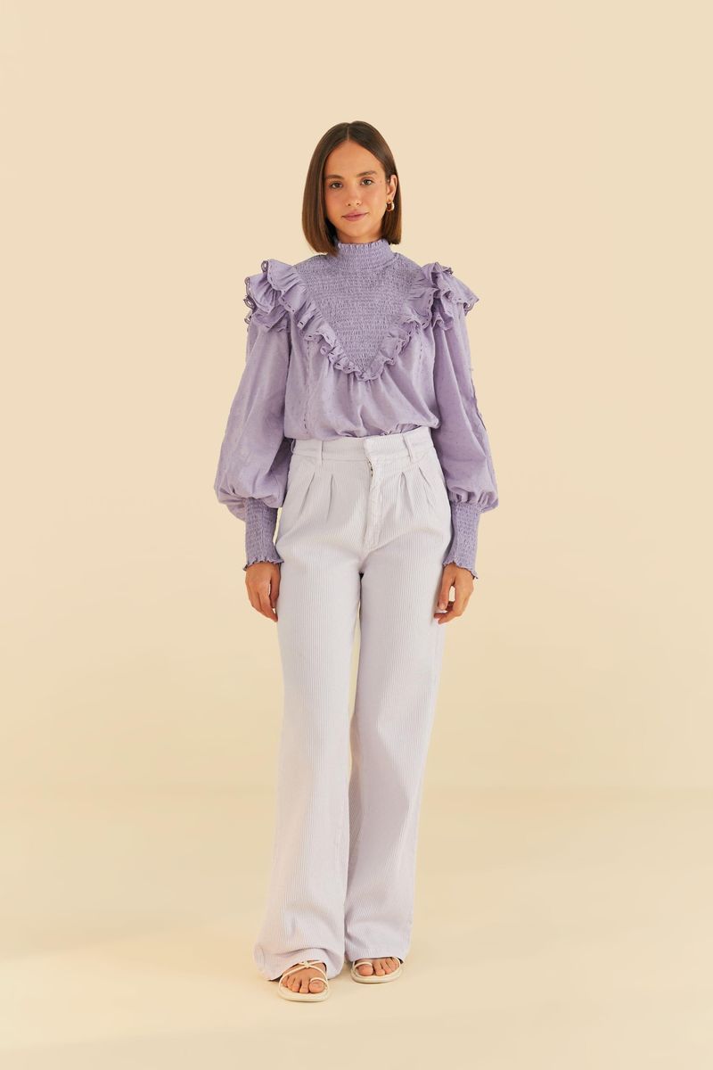 Modelo-llevando-pantalon-pliegue-sarga-cotele-con-blusa-lila-vista-frontal.