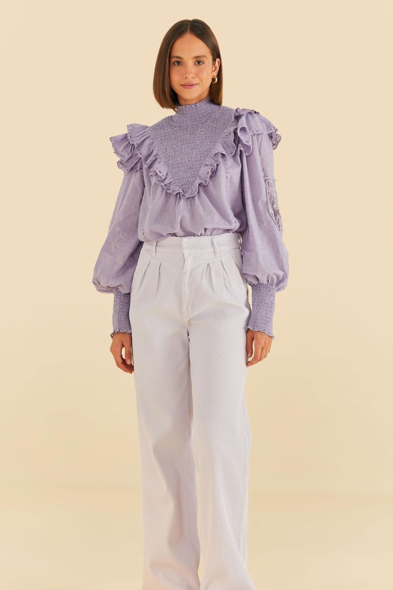 Vista-lateral-del-pantalon-pliegue-sarga-cotele.