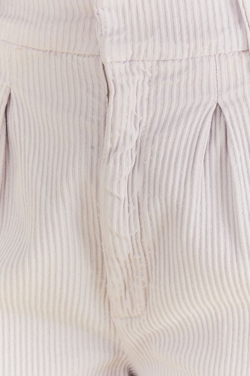 Detalle-del-tejido-cotele-del-pantalon-pliegue-sarga-cotele.