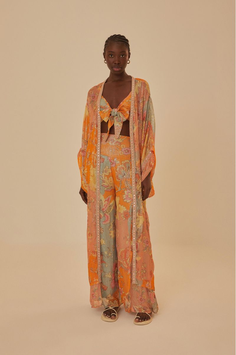 Conjunto-con-top-estampado-pantalon-de-cintura-alta-y-kimono-fluido.