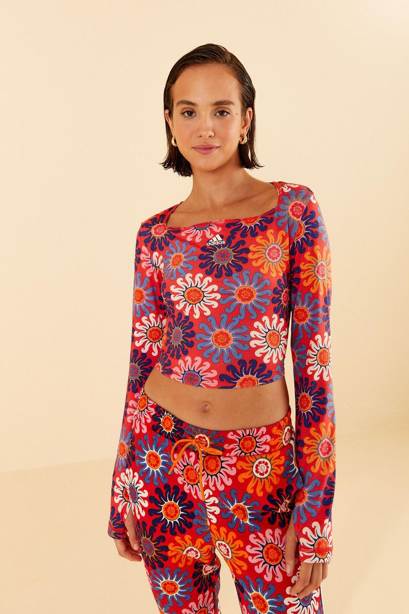 Cropped-de-manga-larga-Adidas-con-estampado-tropical-en-rojo-y-azul-vista-frontal.