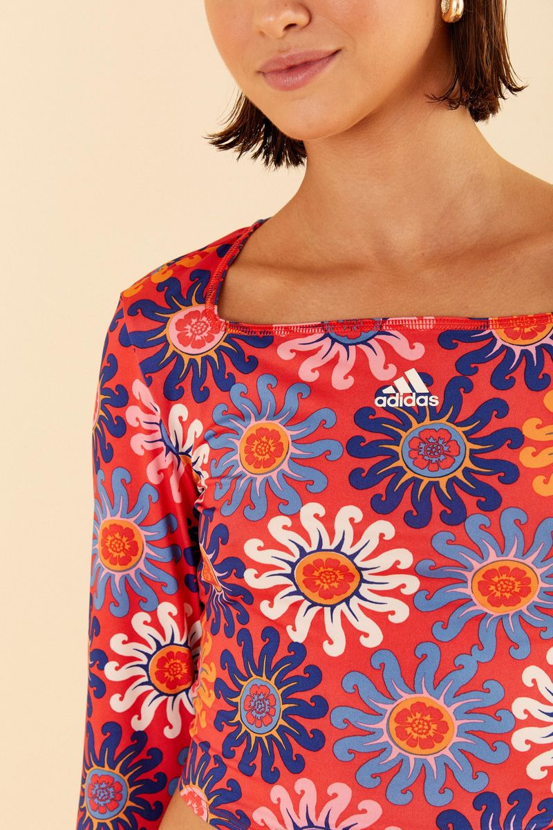 Detalle-del-escote-cuadrado-del-cropped-Adidas-estampado.