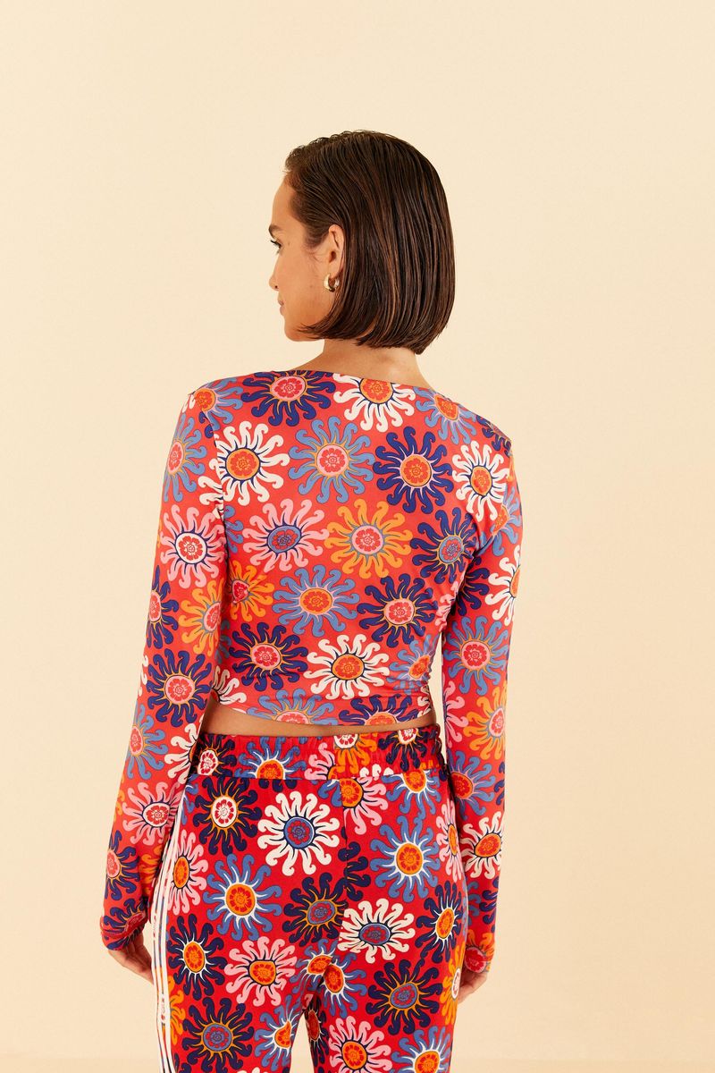Vista-trasera-del-cropped-Adidas-con-estampado-tropical.