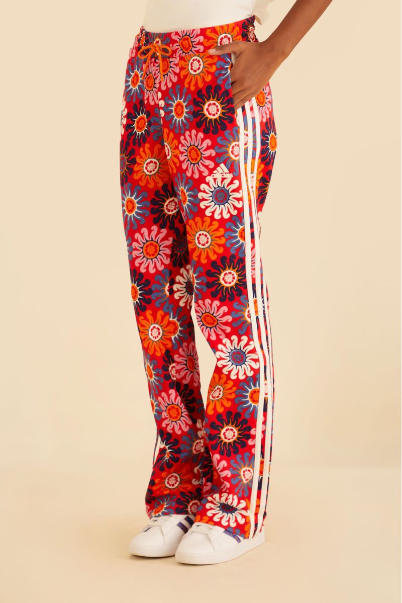 |-Detalle-de-la-cintura-elastica-y-cordon-del-pantalon-flare-Adidas-con-estampado-floral-en-rojo-intenso