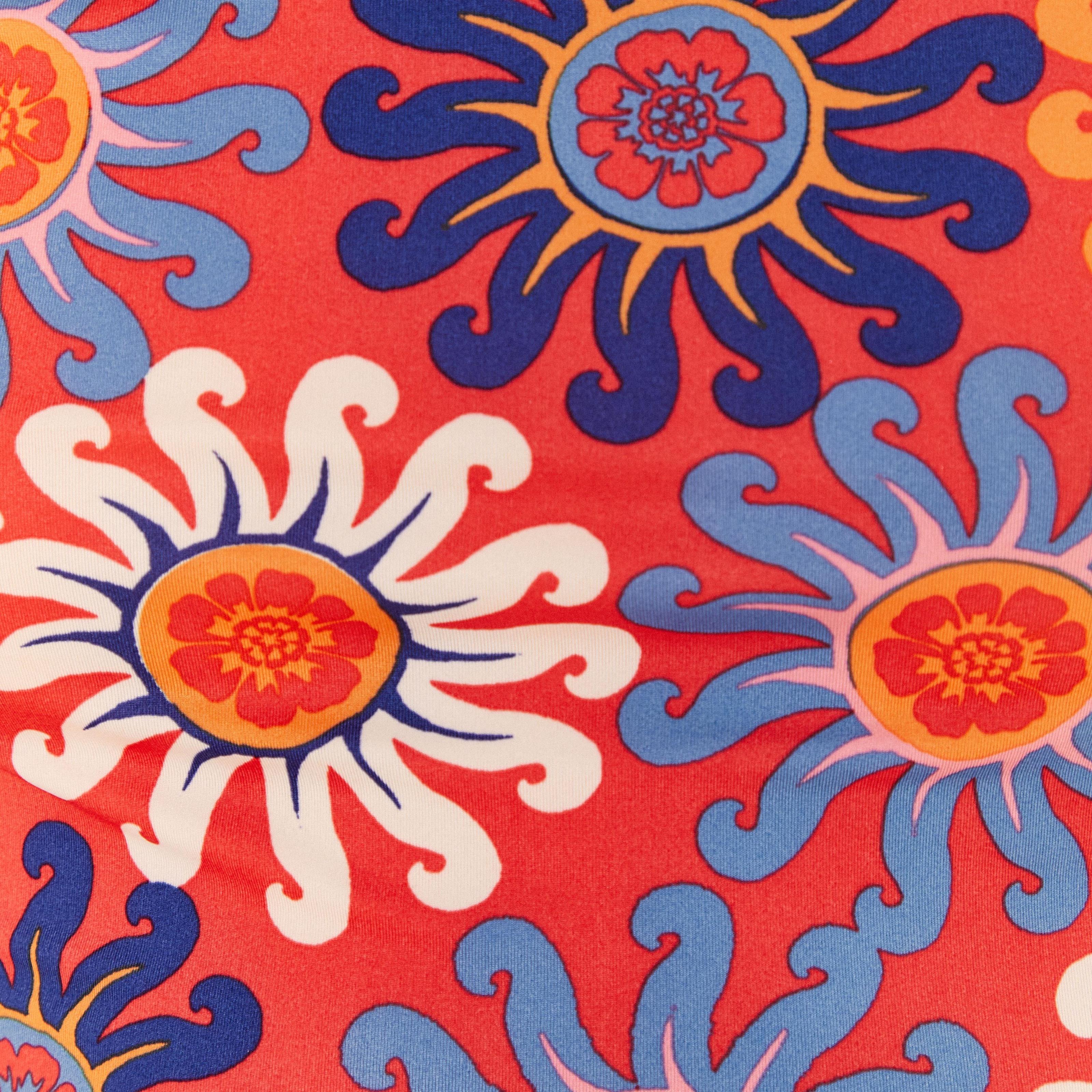 Detalle-ampliado-del-estampado-tropical-del-cropped-Adidas.