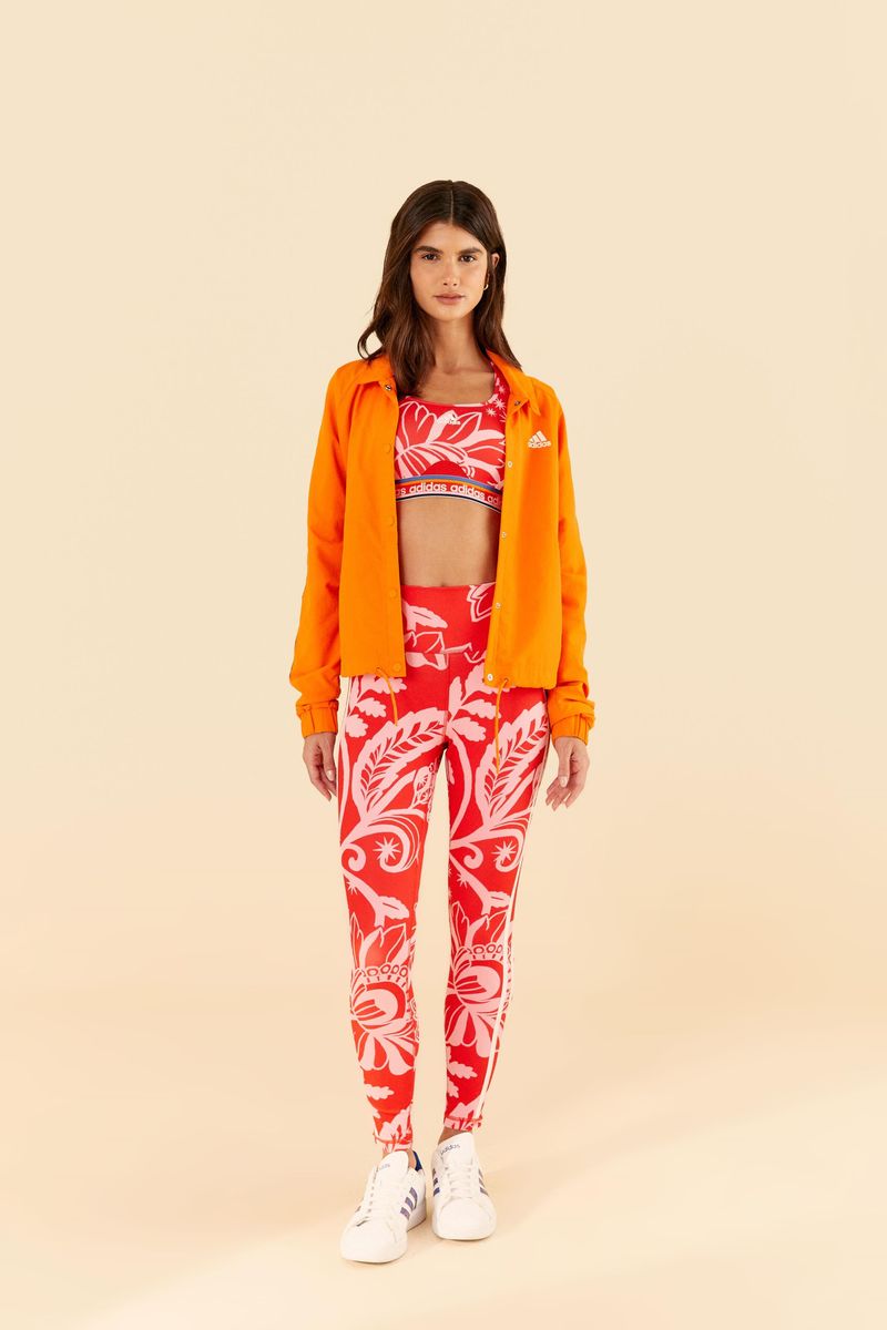 Vista frontal del abrigo Adidas Sunny Day Orange con estampado geométrico.