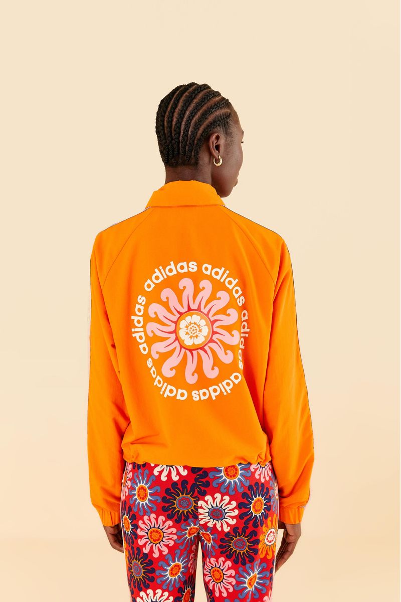 Vista trasera del abrigo Adidas Sunny Day Orange mostrando estampado geométrico grande.