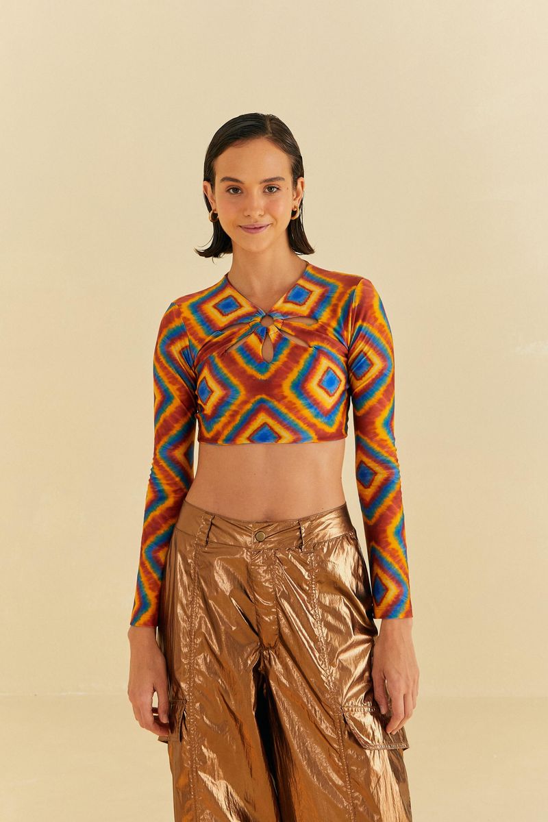 Blusa-cropped-manga-larga-con-estampado-tie-dye-geometrico-vibrante-vista-frontal.