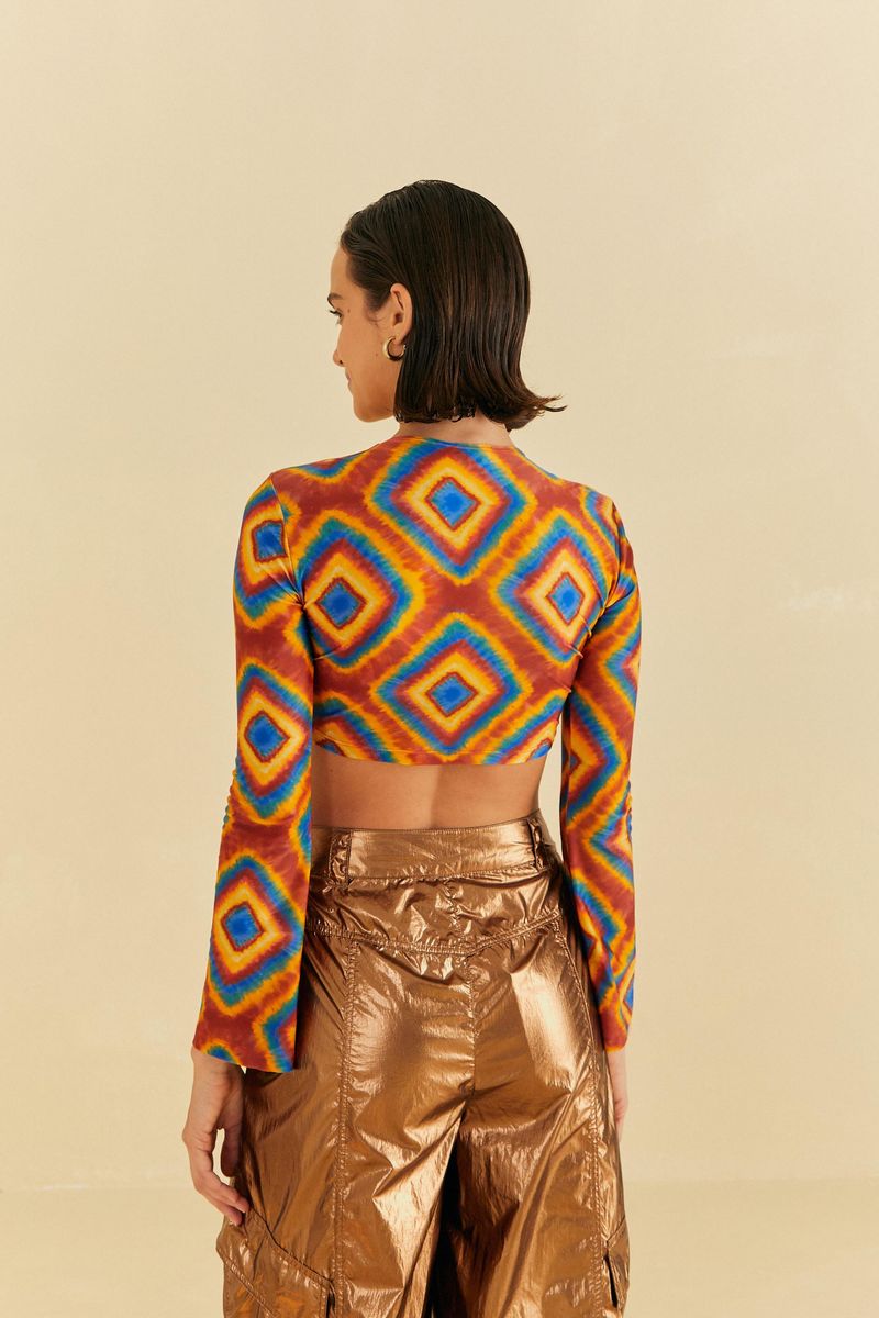 Blusa-cropped-manga-larga-con-estampado-tie-dye-geometrico-vibrante-vista-trasera.