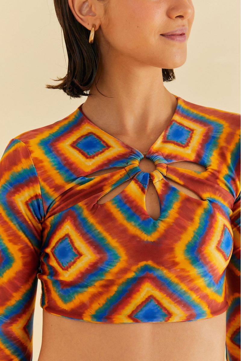 Detalle-del-escote-con-lazo-de-la-blusa-cropped-de-manga-larga.