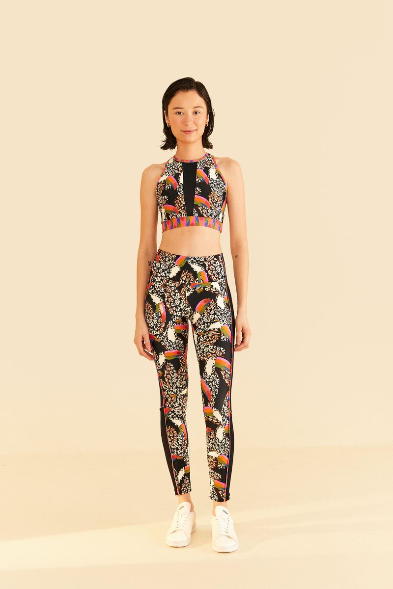 Conjunto-de-top-y-pantalon-estampados-con-motivos-tropicales-visto-de-cuerpo-entero.