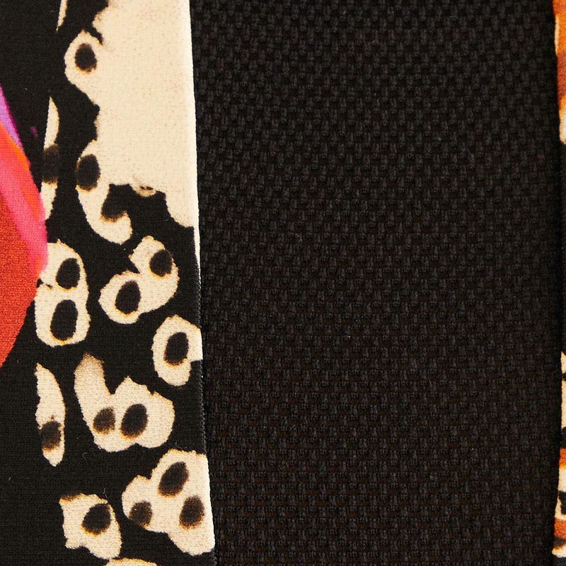 Detalle-de-la-tela-y-estampado-del-top-con-motivos-tropicales.