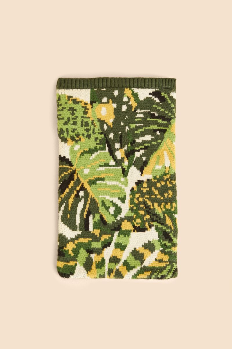 Funda-acolchada-para-laptop-con-estampado-de-hojas-tropicales-en-tonos-verdes-y-amarillos.
