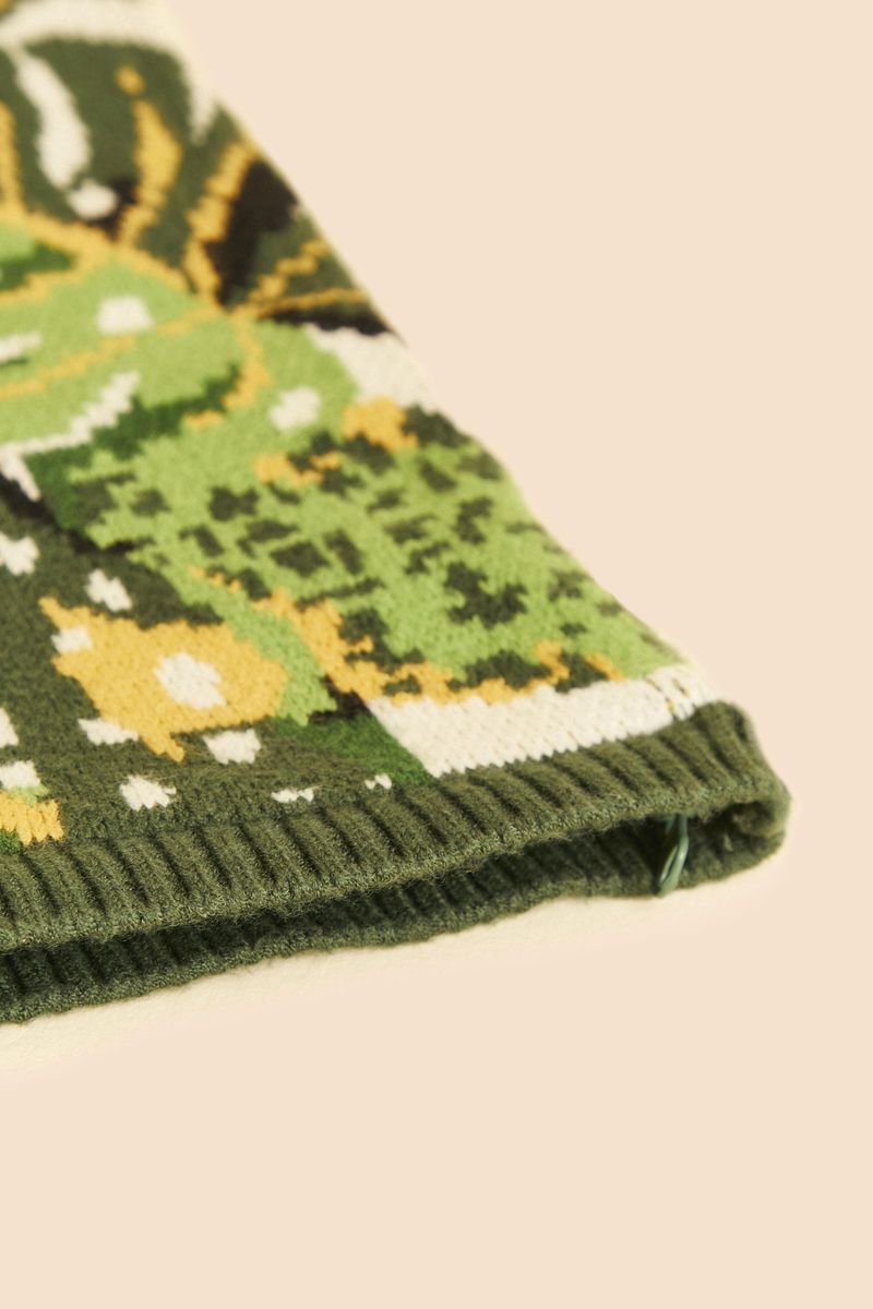 Detalle-de-la-tela-de-la-funda-para-laptop-mostrando-el-estampado-tropical.