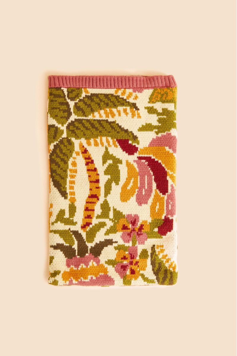 Vista-completa-de-la-funda-para-laptop-artesanal-con-estampados-tropicales.