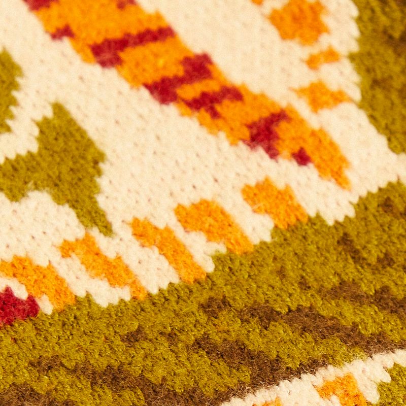 Detalle-de-los-colores-y-texturas-del-tejido-de-la-funda-para-laptop-artesanal.