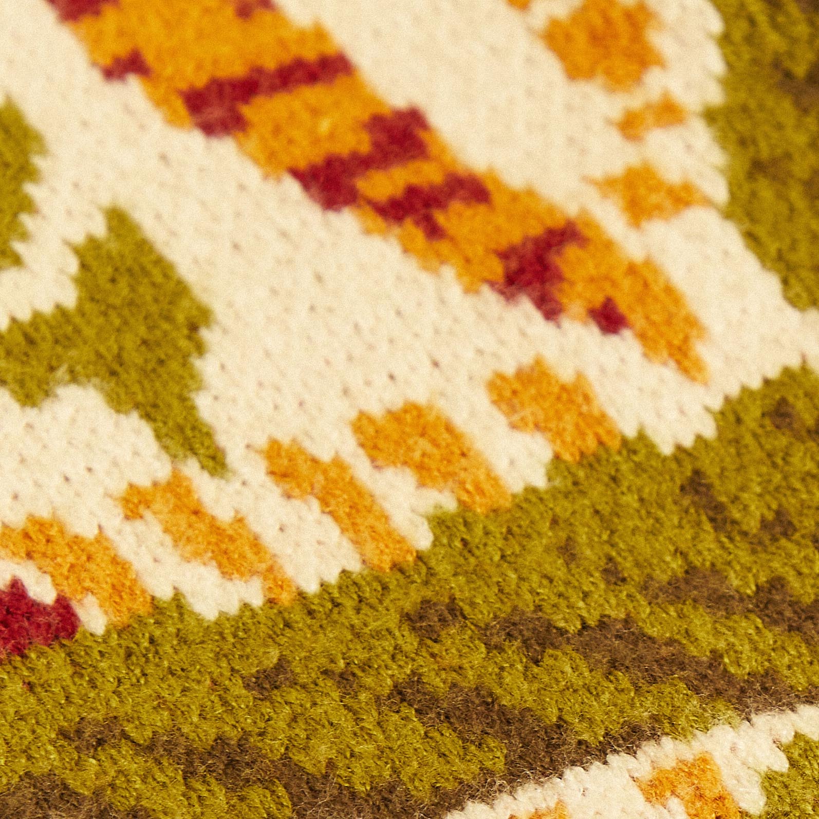 Detalle-de-los-colores-y-texturas-del-tejido-de-la-funda-para-laptop-artesanal.