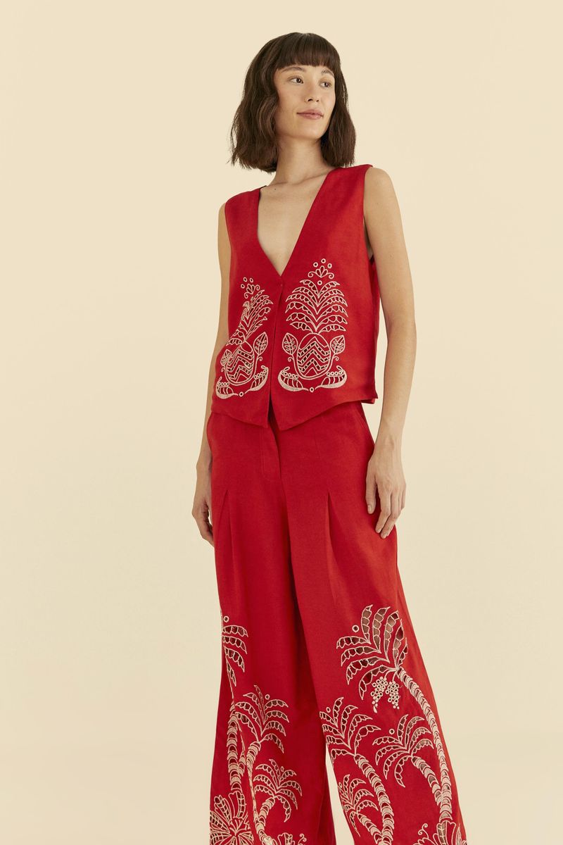 Imagen-de-una-modelo-luciendo-un-pantalon-rojo-con-bordados-botanicos-y-un-top-combinando-vista-frontal.