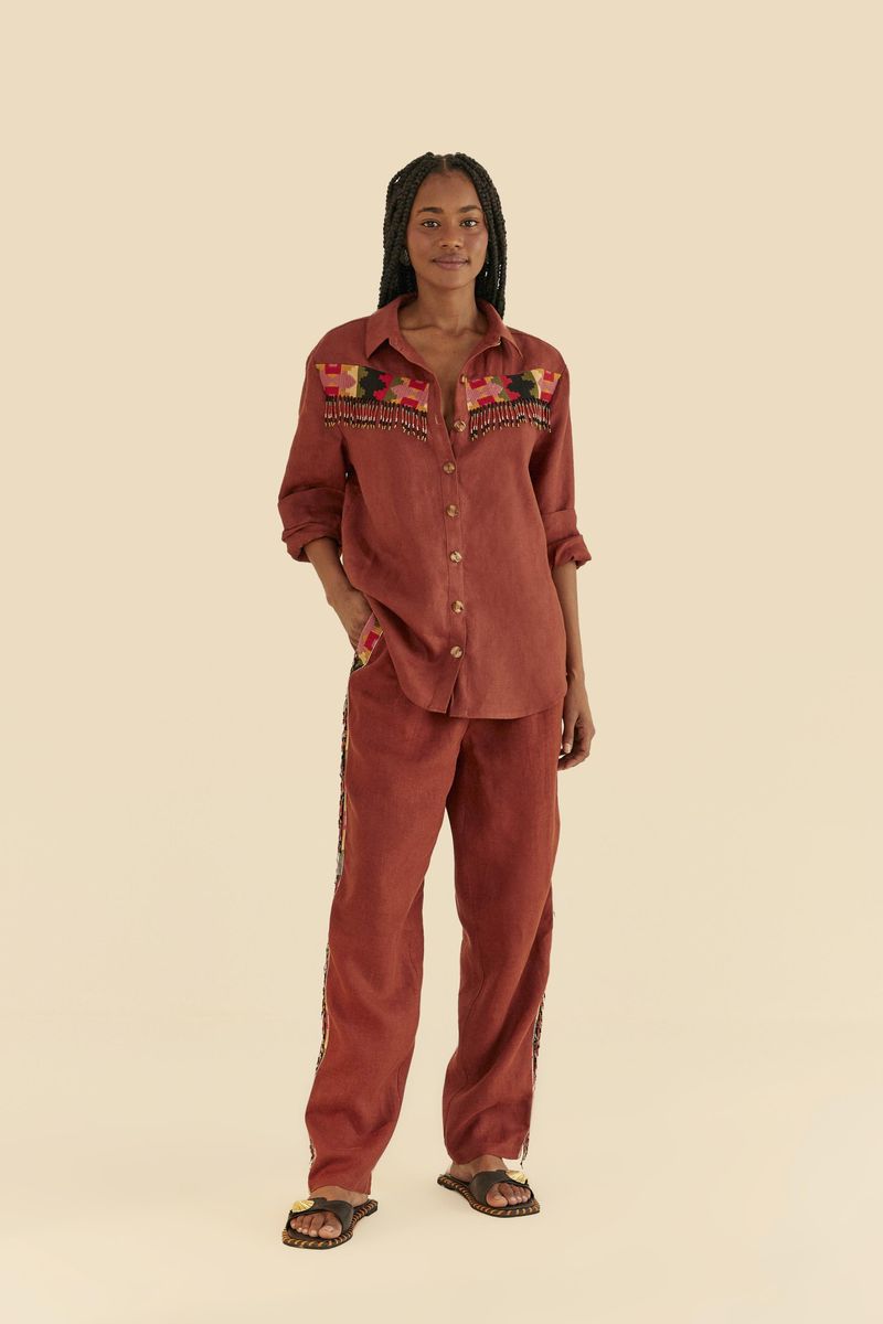 Modelo-luciendo-pantalon-bordado-de-lino-con-camisa-a-juego-vista-frontal.