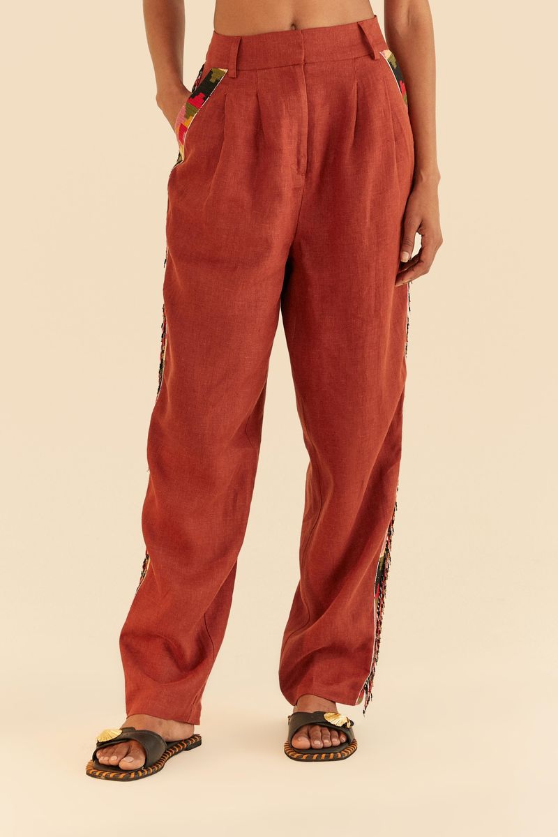 Detalle-del-dobladillo-del-pantalon-bordado-de-lino-con-acabado-refinado.