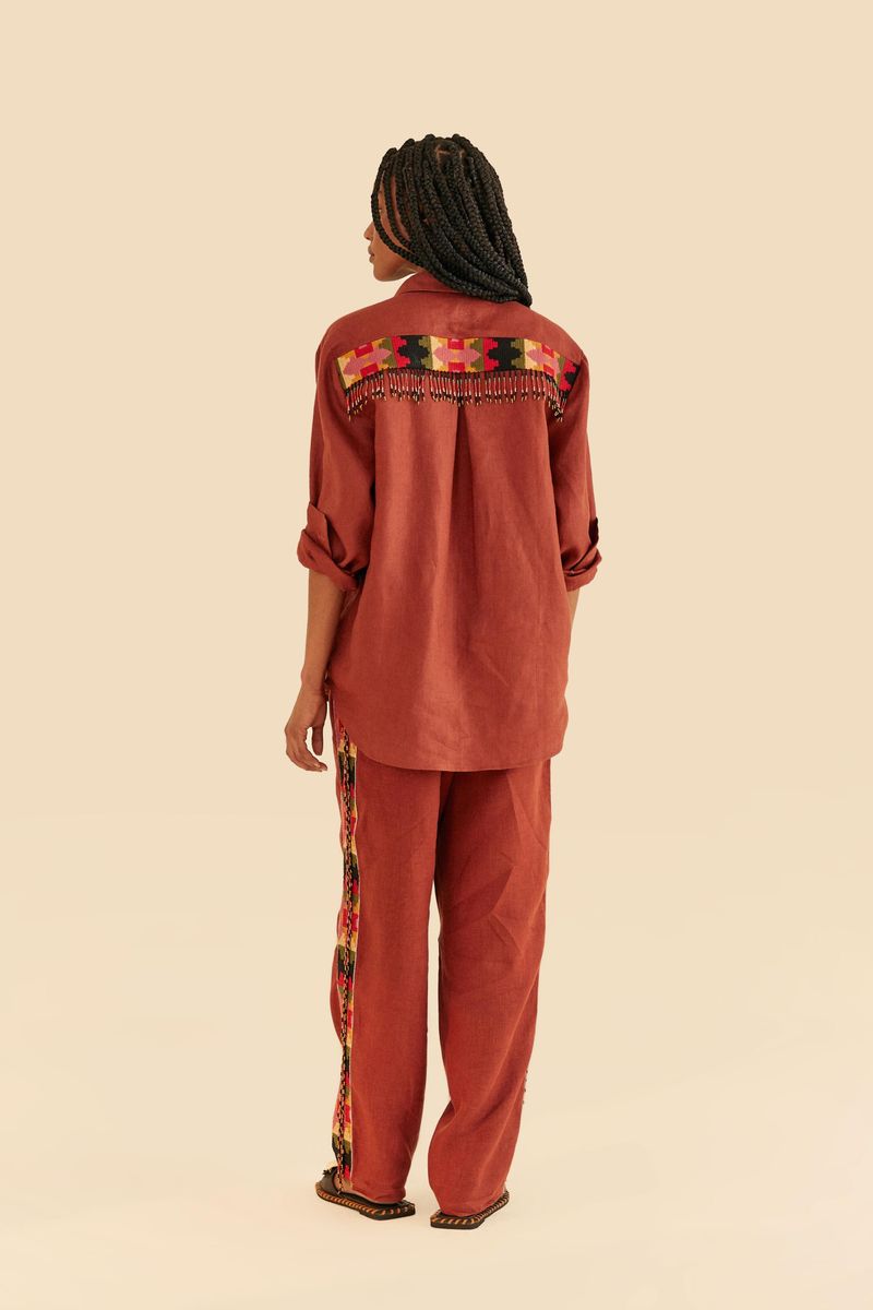 Vista-trasera-del-pantalon-bordado-de-lino-con-camisa-a-juego.