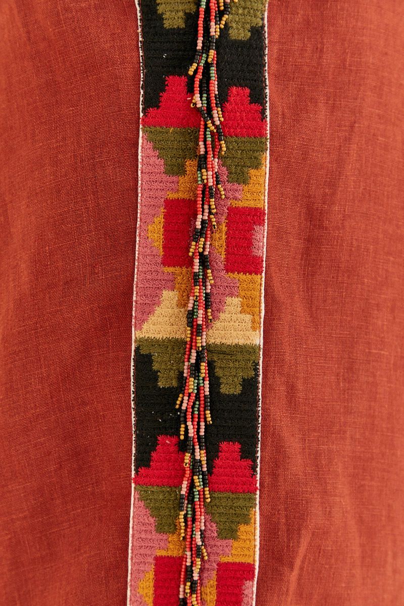 Detalle-del-bordado-geometrico-con-abalorios-coloridos-en-el-lateral-del-pantalon.