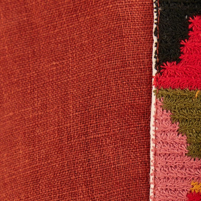 Textura-de-la-tela-de-lino-y-bordado-geometrico-del-pantalon.