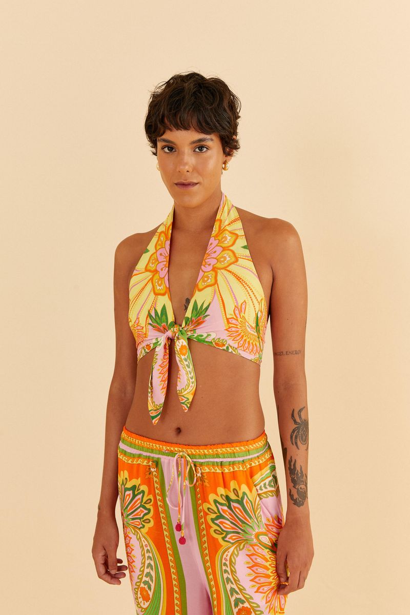 Imagen-de-un-top-estampado-estilo-pañuelo-con-diseño-halter-y-lazo-frontal.