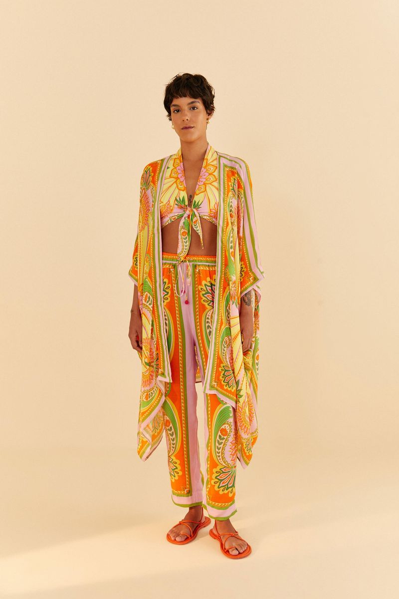 Imagen-de-un-conjunto-con-top-estampado-y-pantalon-haciendo-juego-estilo-tropical.