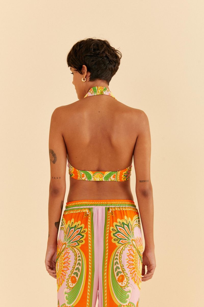 Vista-trasera-del-top-estampado-estilo-pañuelo-mostrando-el-diseño-halter.