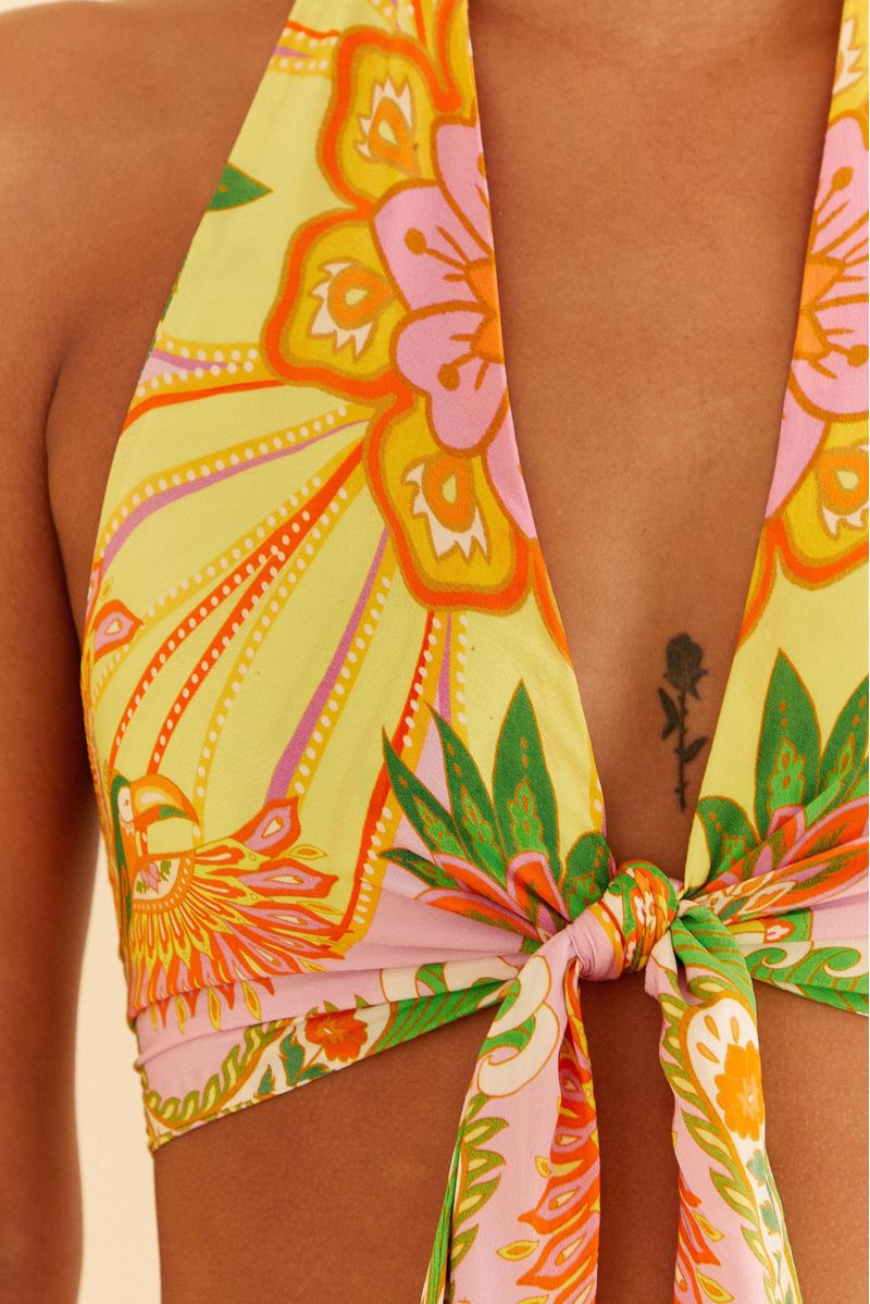 Detalle-del-lazo-frontal-del-top-estampado-estilo-pañuelo.
