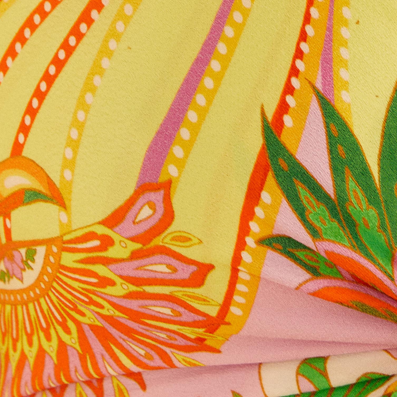 Plano-cerrado-del-patron-tropical-del-tejido-del-top-estampado-estilo-pañuelo.