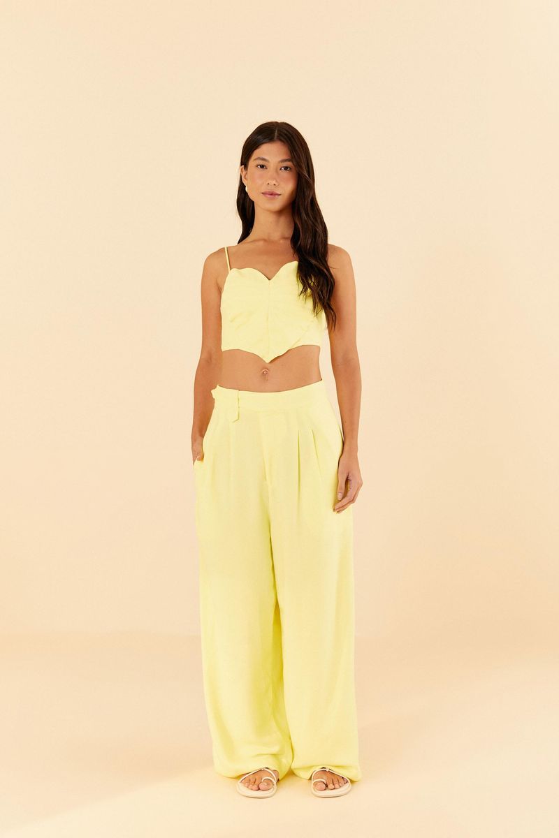 Vista-frontal-del-top-amarillo-claro-con-diseño-de-hoja-y-tirantas-ajustables.