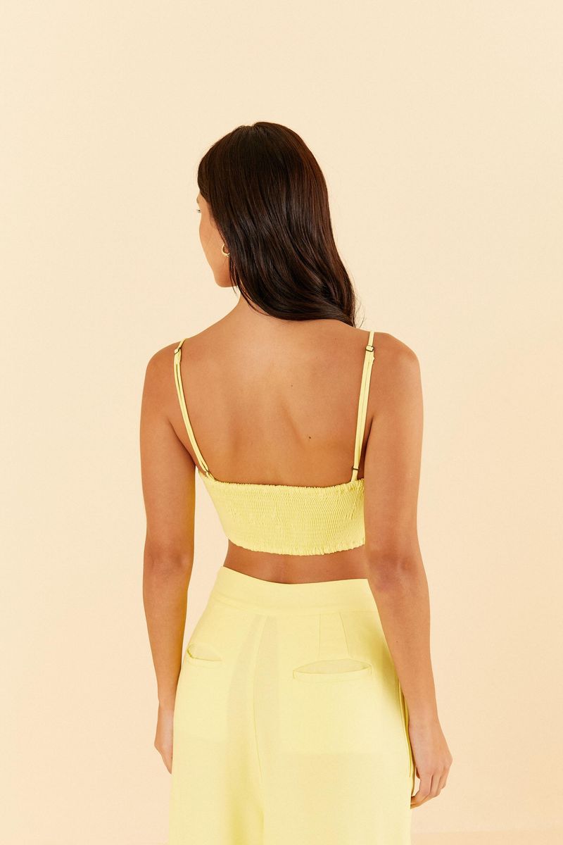 Detalle-del-escote-del-top-amarillo-claro-con-diseño-de-hojas.