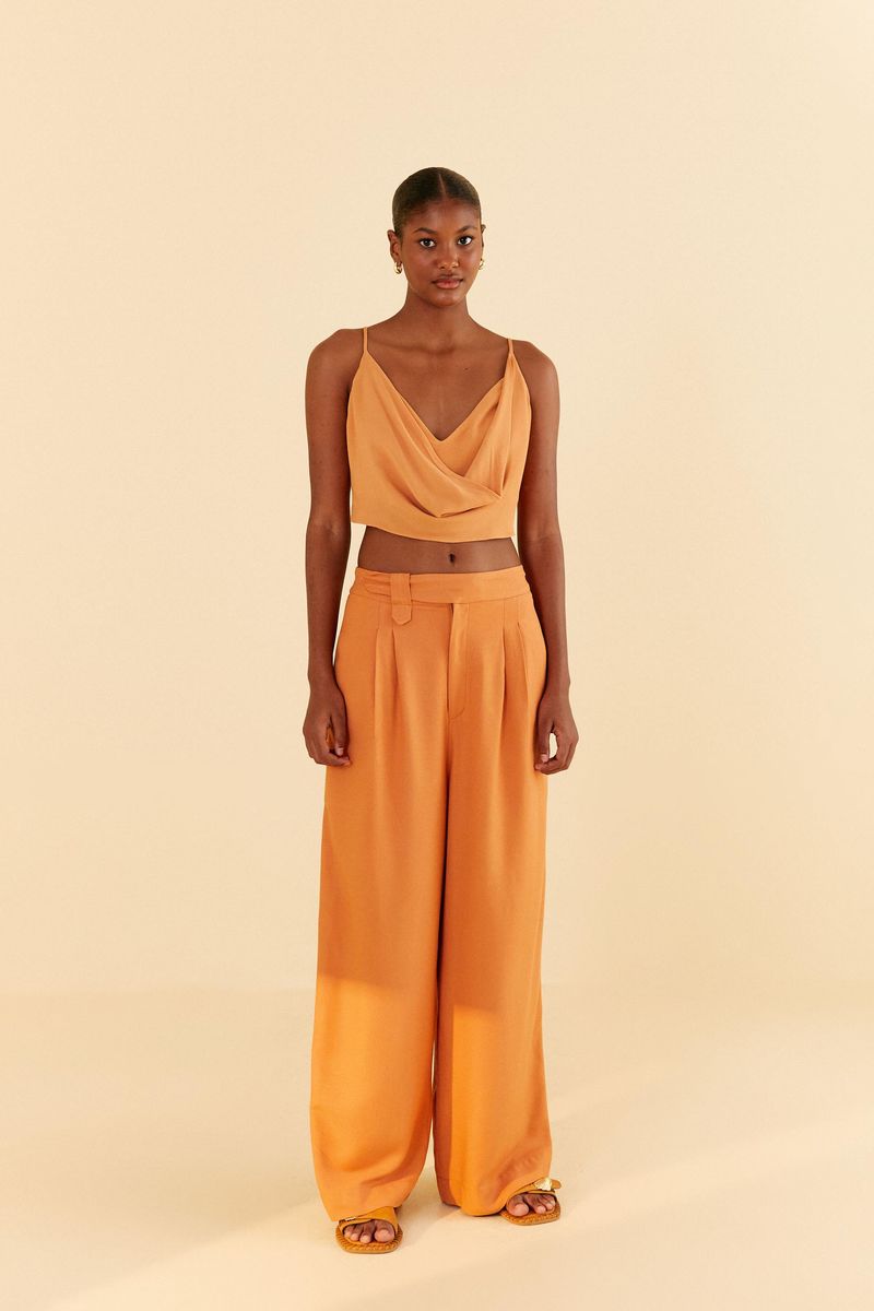 Modelo-llevando-pantalon-recto-con-pliegues-en-tejido-ocre-vista-frontal.