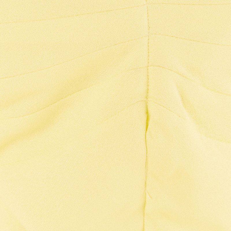 Detalle-del-elastico-en-la-espalda-del-top-amarillo-claro.