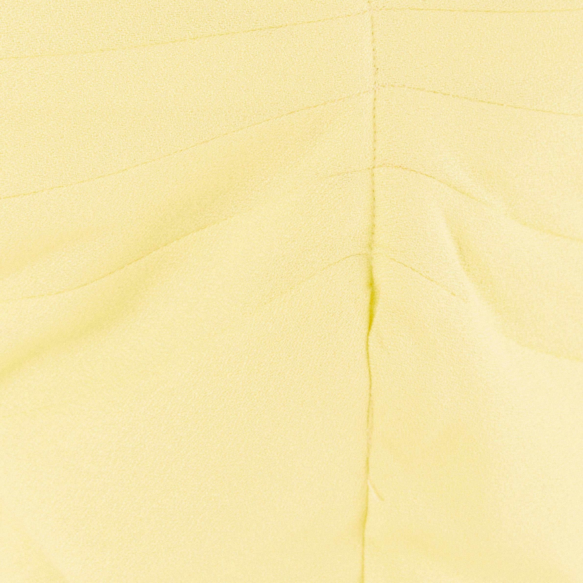 Detalle-del-elastico-en-la-espalda-del-top-amarillo-claro.
