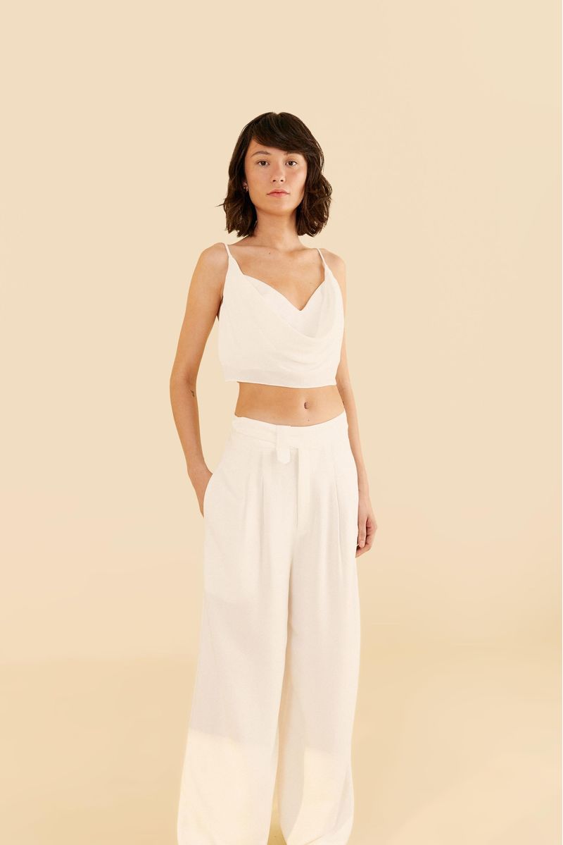Vista-lateral-del-pantalon-recto-con-pliegues