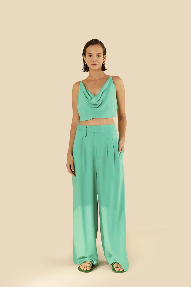 Blusa degagê verde con tirantes ajustables, vista trasera.