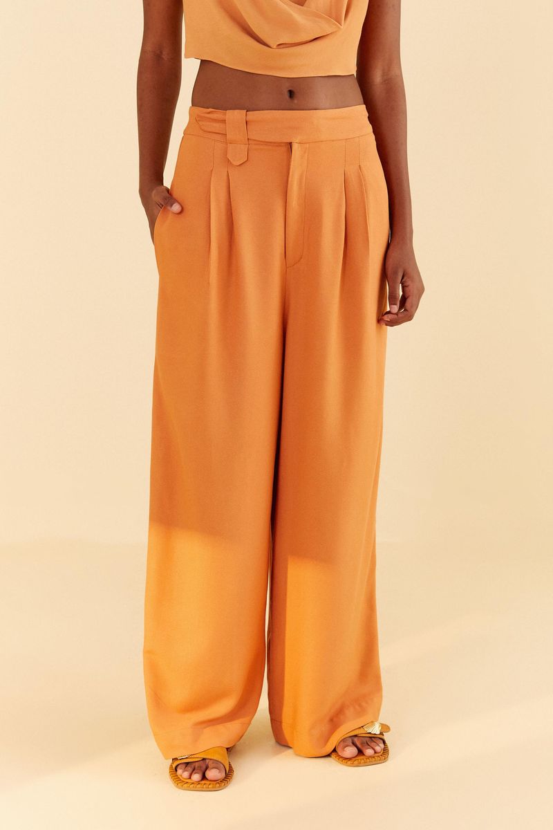 Modelo-llevando-pantalon-recto-con-pliegues-en-tejido-ocre-vista-trasera.