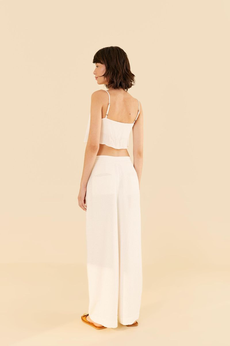 Vista-trasera-del-pantalon-recto-con-pliegues